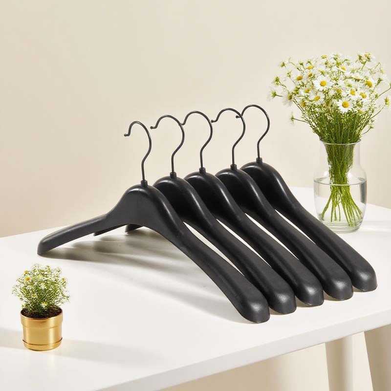 Factory direct sales of wide-shoulder seamless plastic clothes hangers, anti-slip clothes hangers for clothing stores, and household thickened clothes hangers wholesale Application Scenario