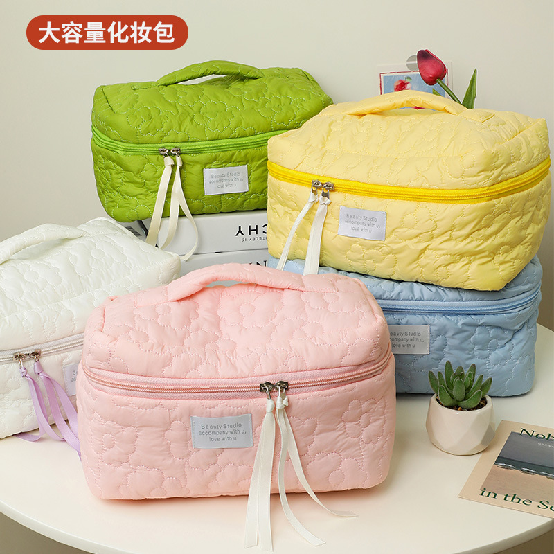 Cloud Makeup Bag: Simple, large-capacity, portable hand-held storage bag, travel lipstick, cosmetics and toiletries bag