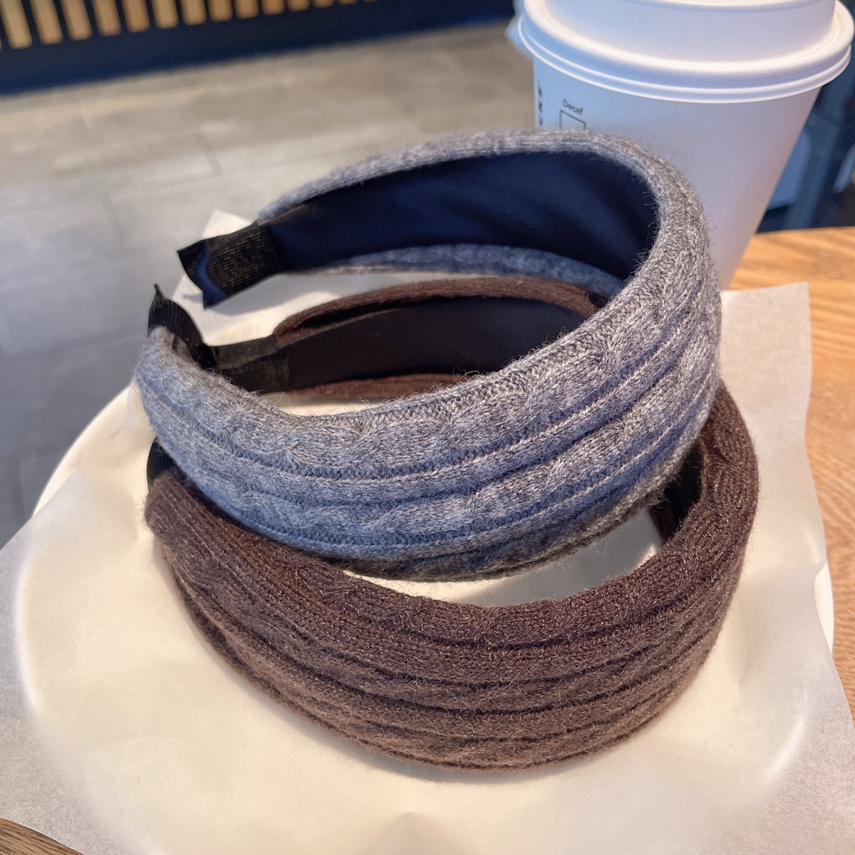 Korean-style autumn and winter woolen knitted wide-edge hair band for women, high top pressure hair band for the head, versatile for daily use, and outdoor hair clips Application Scenario