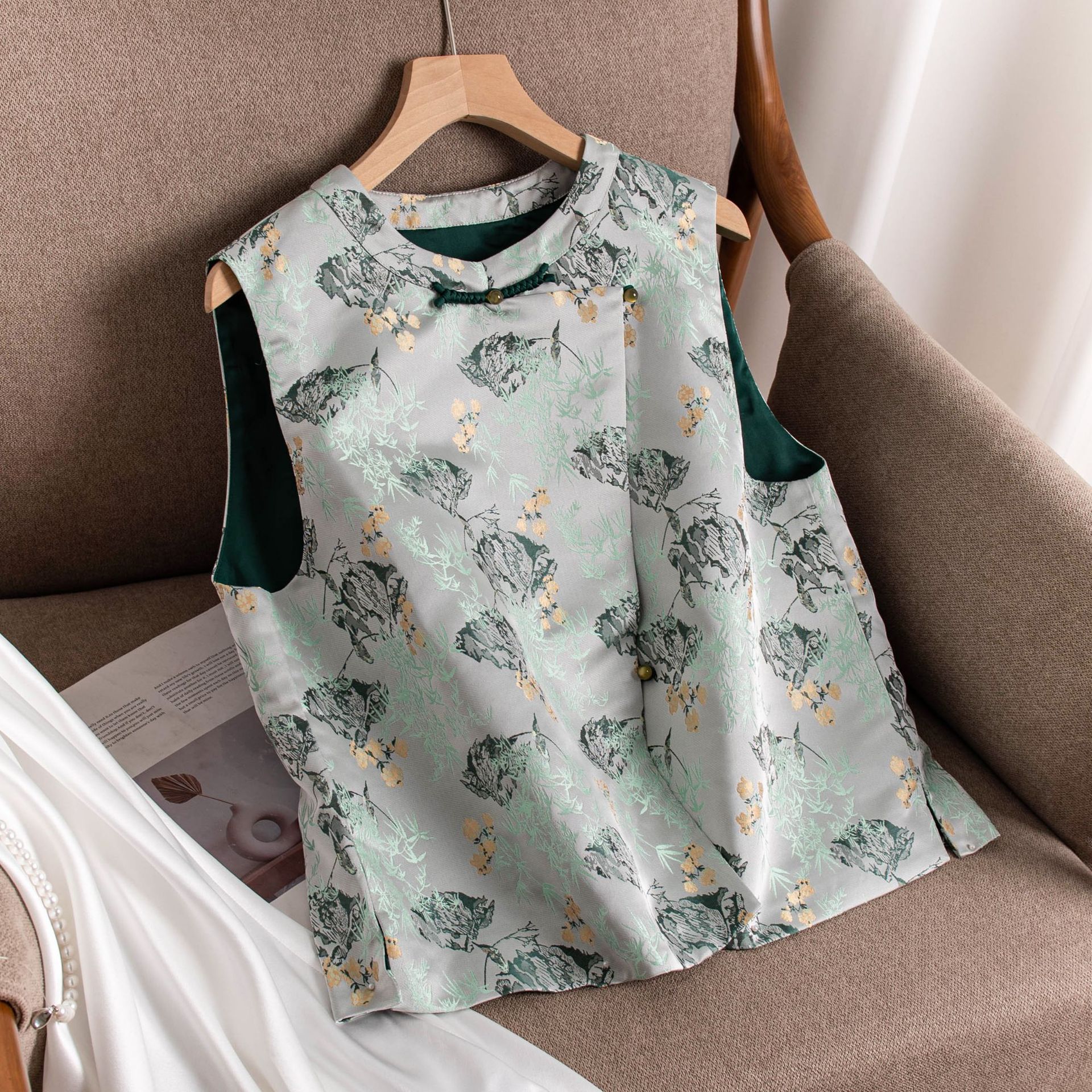 New Chinese-style blue vest for women, a young sleeveless waistcoat with a traditional Chinese style. It is a thin spring and autumn outerwear made of silk or mulberry silk Specification image