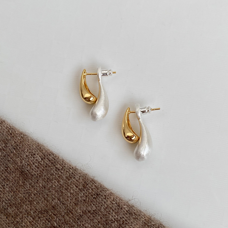 This two-color spliced teardrop earring is a unique and niche design for women. It features personalized stud earrings that are versatile and simple for commuting Specification image