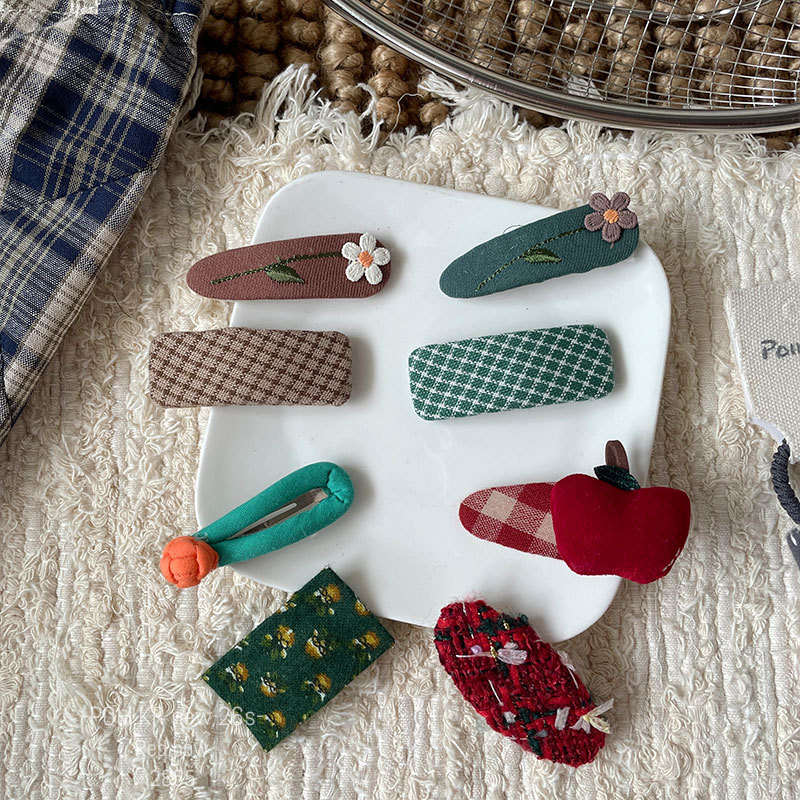 New Korean-style fabric handcrafted children's hair clips for autumn and winter, checkered flower side hair clipping clips, retro hair bands for women Application Scenario
