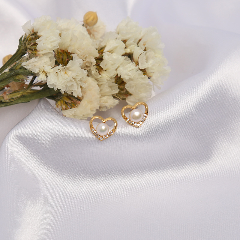珍珠爱心耳钉小众高级感气质耳环复古百搭时尚耳饰心形轻奢花朵批