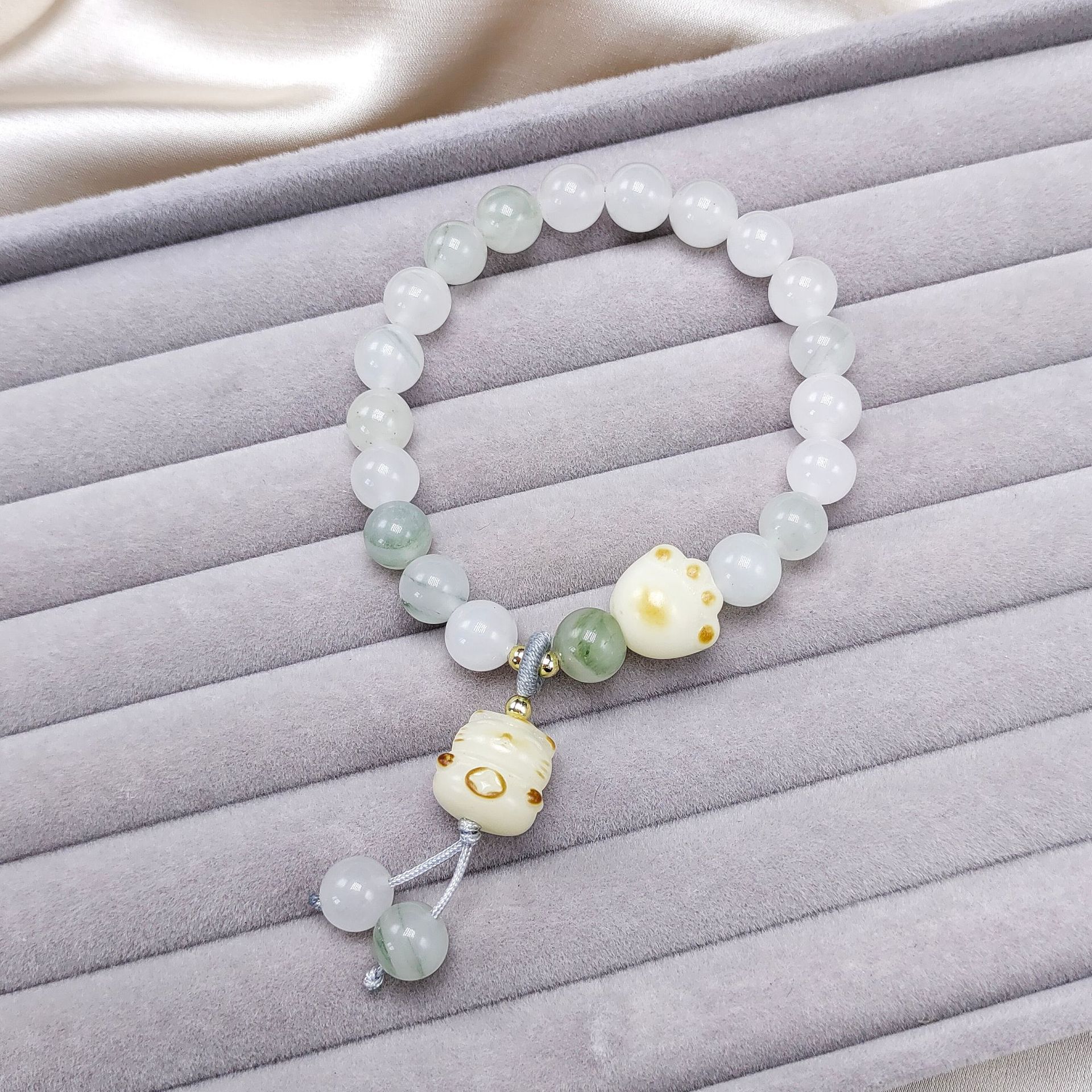 Live streaming supply of Tianshan jadeite bracelet with a high-end design for women details Picture