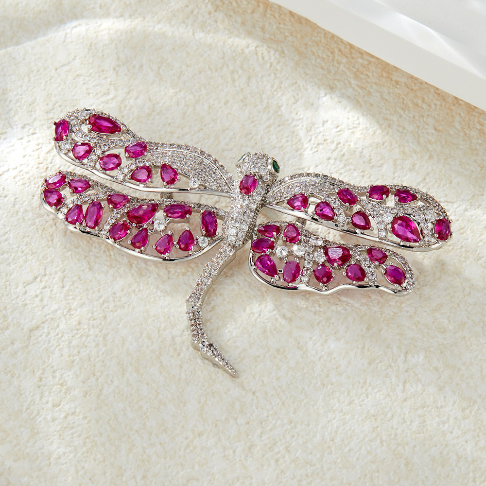 The new micro-inlaid zirconium dragonfly brooch exudes a light luxury and high-end style. It is a fashionable insect corsage suit jacket accessory and a women's brooch Application Scenario