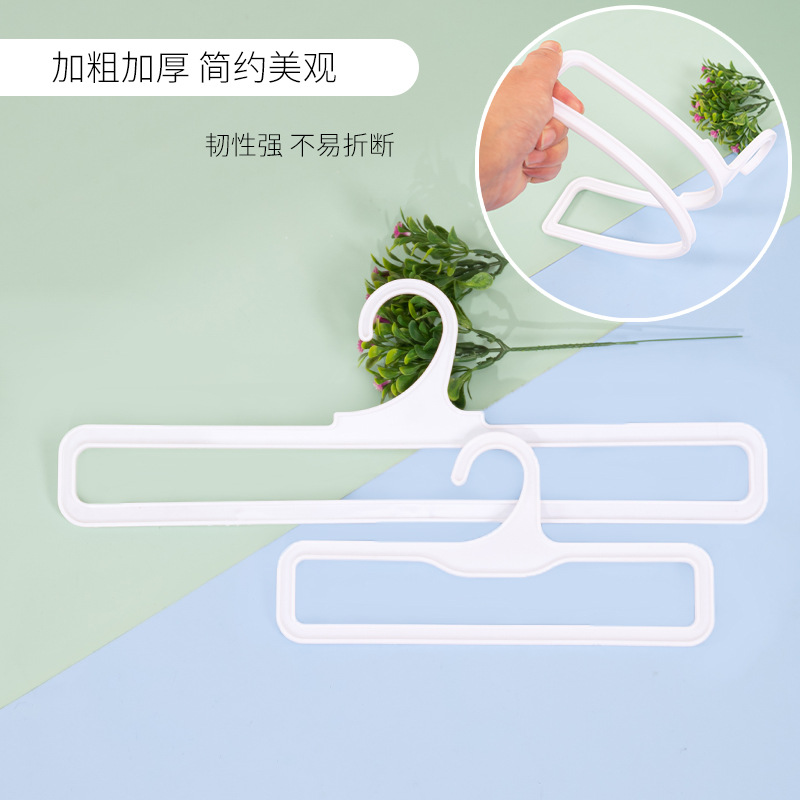 Plastic scarf hangers are displayed in shopping malls and clothing stores. Rectangular racks for scarves and silk scarves are hung in supermarkets for display Application Scenario