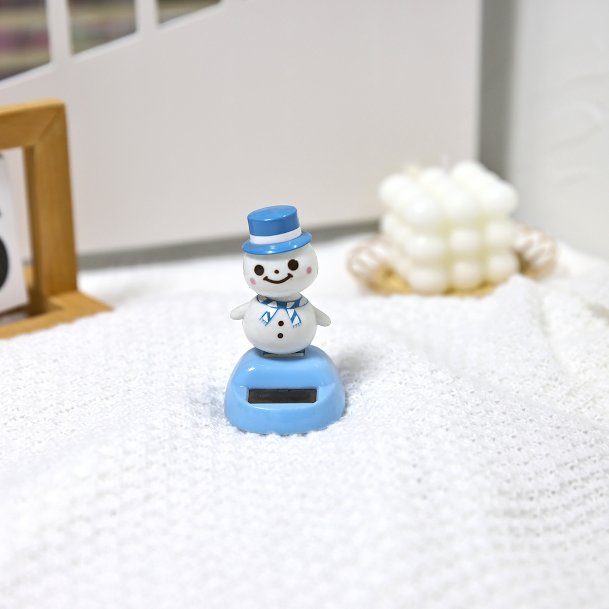 Cross-border best-selling solar-powered car ornaments, automatic rocker, Japanese bow tie snowman shape, ABS material available for approval details Picture