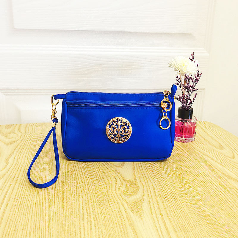The new style is a hand-held bag that can be carried or carried, a single-shoulder crossbody bag, a small storage cosmetic bag, and a fashionable small phone bag Application Scenario
