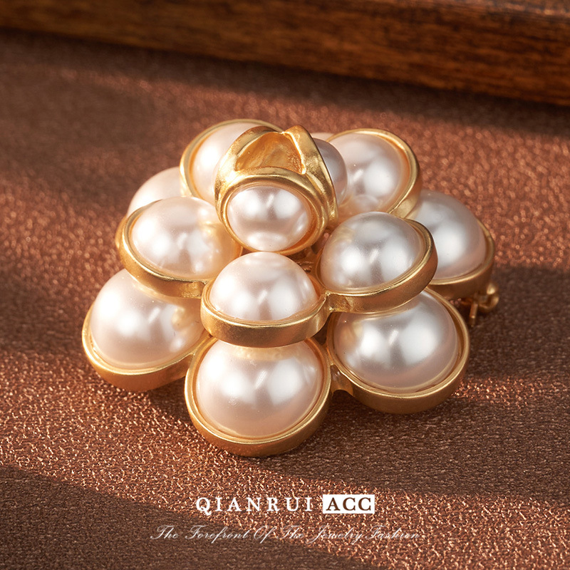 The new 2023 camellia brooch, chanel-style suit, brooch, belt buckle, hat decoration, silk scarf buckle, light luxury style details Picture