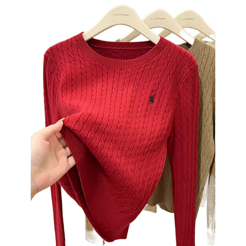 A loose embroidered knitted base layer for women can be paired with a new autumn and winter stylish long-sleeved white sweater with a twist pattern Item Picture