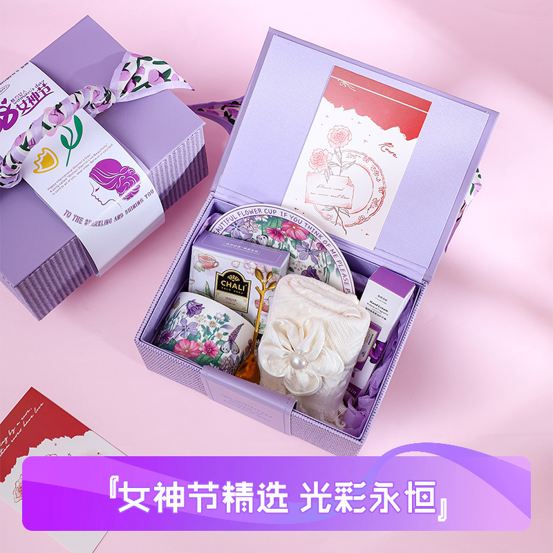 This is a high-end leather square box gift with the same style as Xiaohongshu. It's a Qixi Festival gift for girls and a birthday present for their best friends