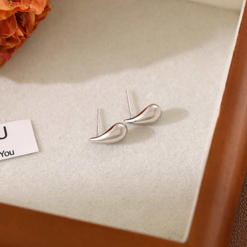 New simple, high-end and personalized ear stud earrings for women's fashionable commuting, small golden bean water drop ear stud accessories with a new design sense Application Scenario