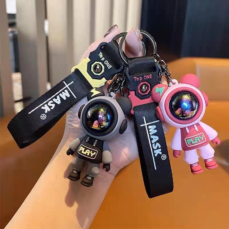 Lightning Bear keychain, personalized and fashionable cartoon car pendant for men and women, schoolbag hanger, small gift Application Scenario