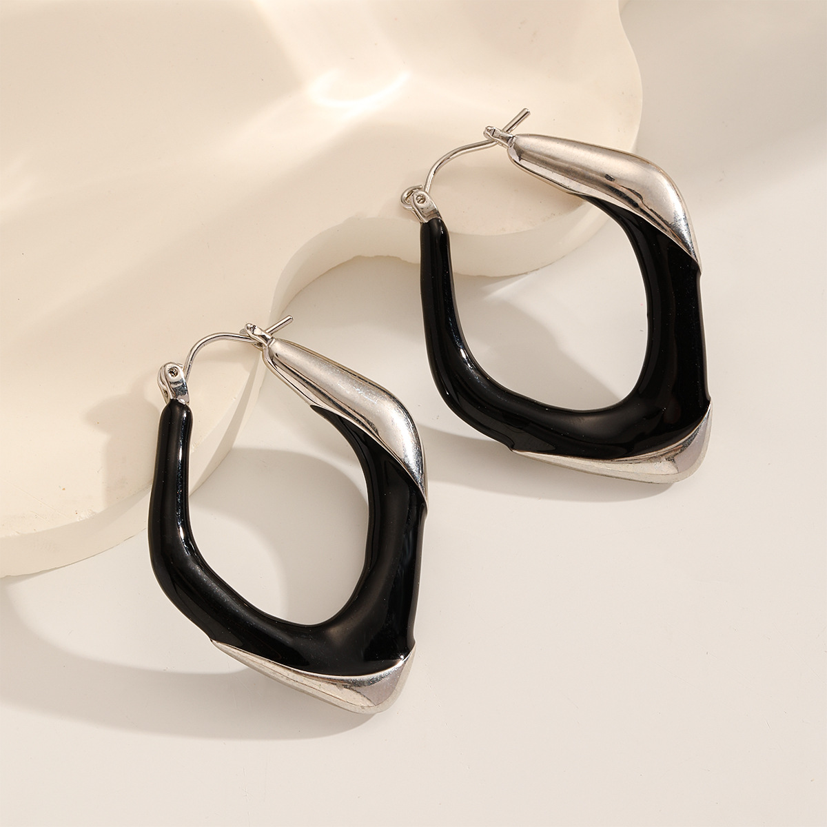 Nasha Cross-border exclusive enamel earrings for women, European and American geometric ear rings, high-end light luxury earrings, Hong Kong-style exaggerated earrings Specification image