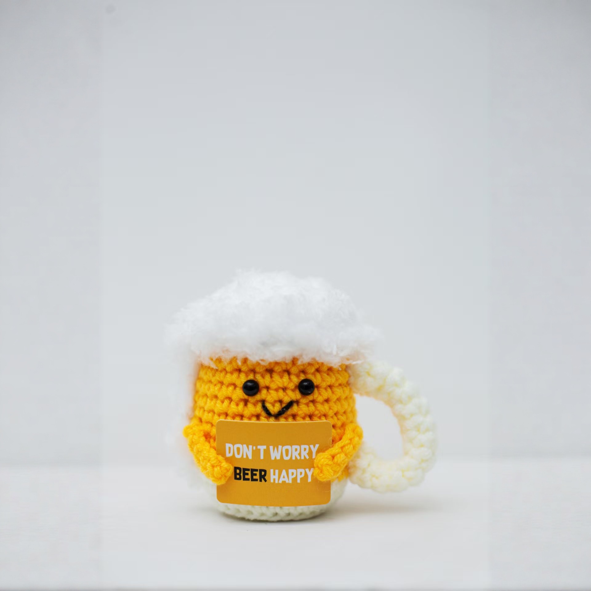 Handmade crocheted woolen plush toy, creative display piece, cute and positive energy, little cat, little turtle, beer mug hanging decoration, cartoon style details Picture