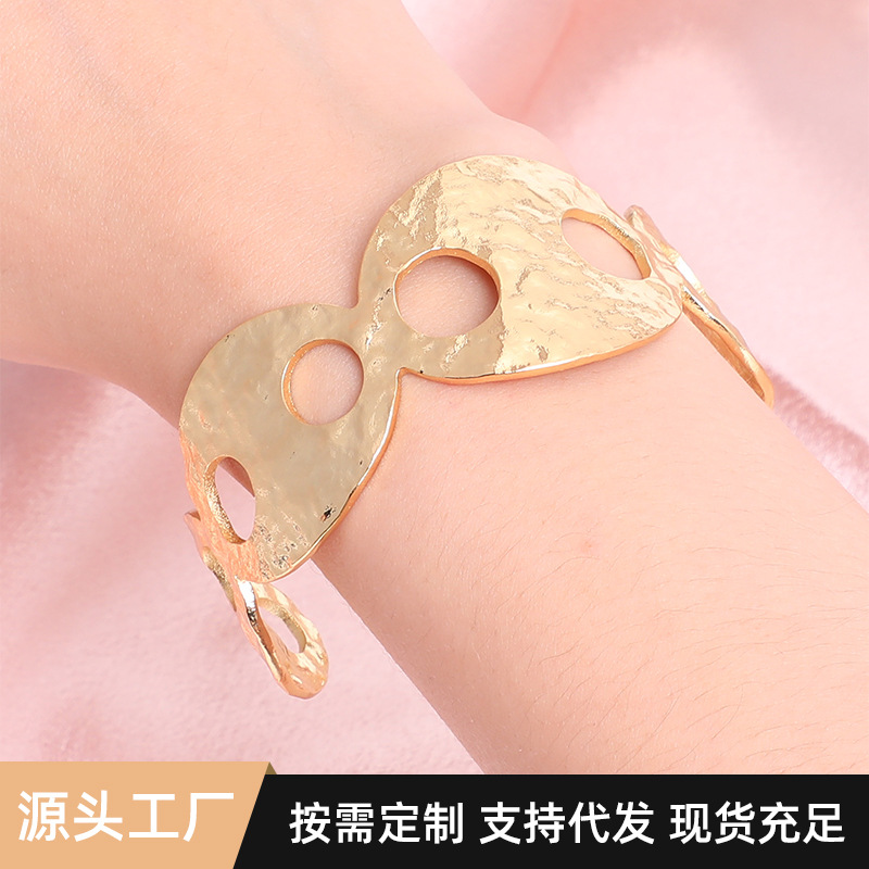 The best-selling new product features a pig nose hollowed-out design bracelet with 18K copper plating and gold plating. It is a fashionable and simple jewelry with a high-end feel