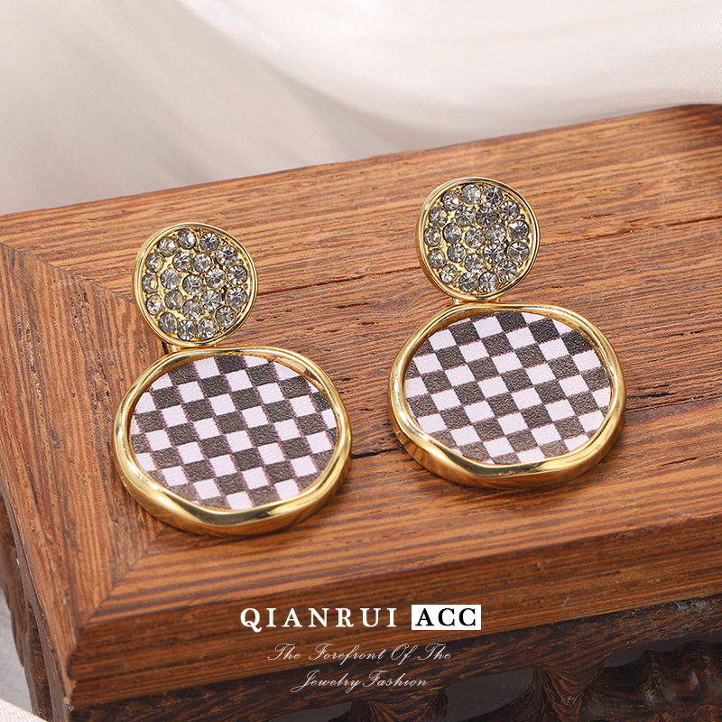 New checkered earrings with a retro feminine charm, black and white checkered stud earrings, ins niche and unique geometric earrings, 925 silver details Picture