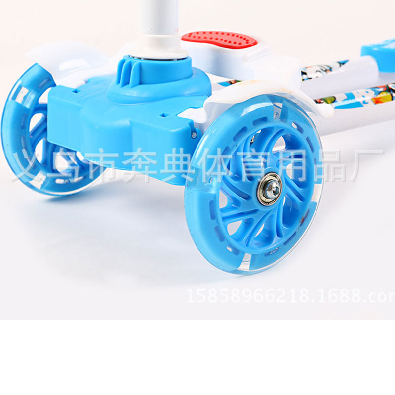 Factory direct sales of four-wheel frog scooters, children's scissor lifts, and adjustable four-wheel flashing children's strollers for wholesale Application Scenario