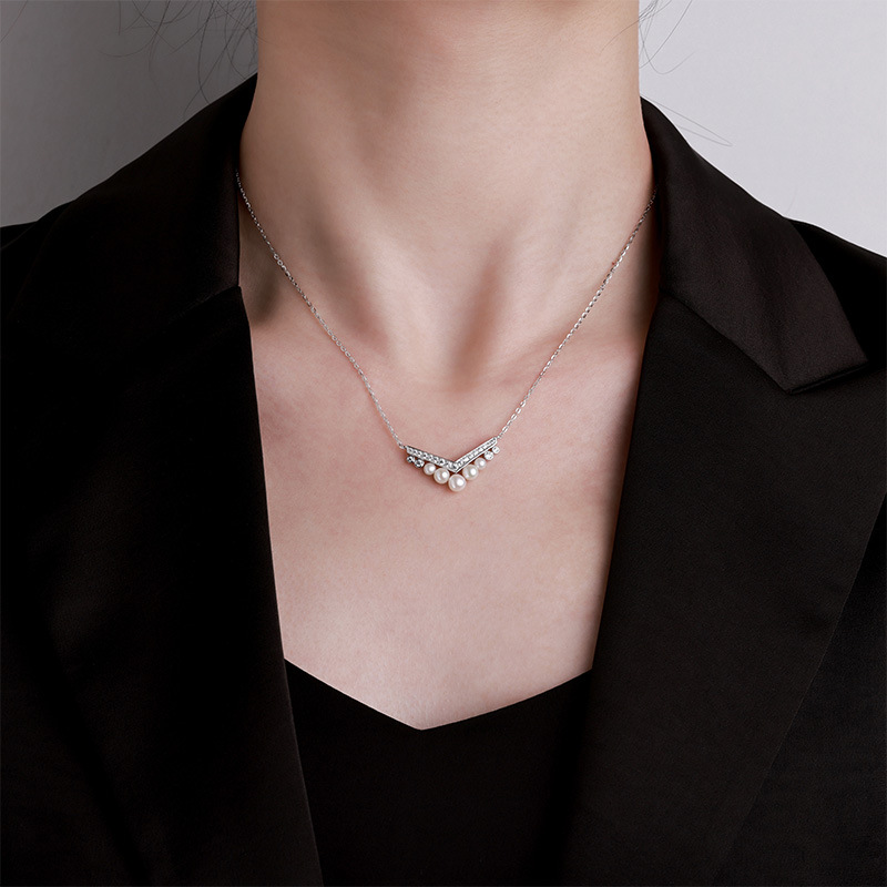 Zhuoheng Select 925 sterling silver freshwater pearl necklace, small V-shaped diamond-encrusted collarbone chain, high-end, light luxury and fashionable necklace Application Scenario