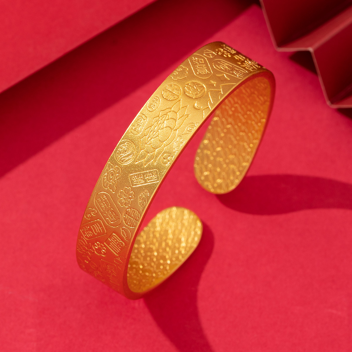 Wholesale of the same style of ancient craftsmanship, auspicious words, eight treasures lotus open hammer pattern bracelet, copper gold-plated wide face bracelet from Jindian