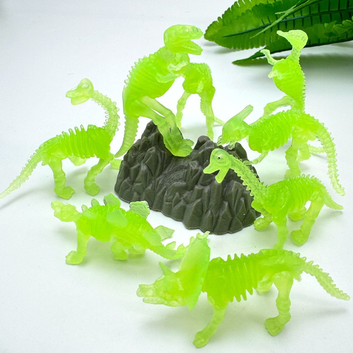 恐龙盲盒/恐龙化石/恐龙软硅胶贴片饰品/电动玩具/变形恐龙蛋大号白底实物图