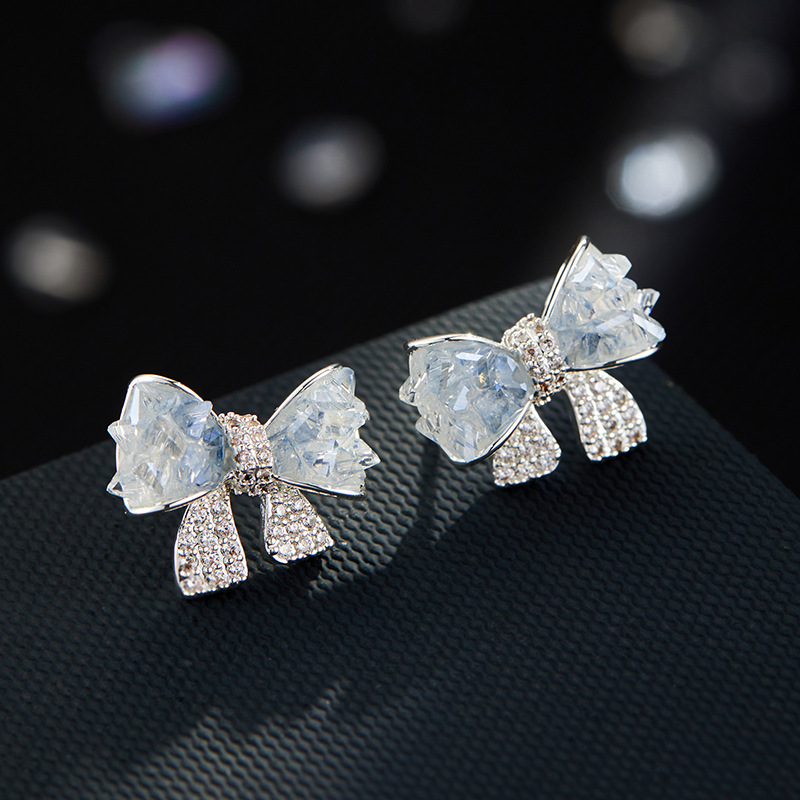 Verano hielo a través de gradiente cristal arco aretes aleación de cobre con zirconio s925 agujas de plata reducción de edad universal luz de lujo orejas Application Scenario