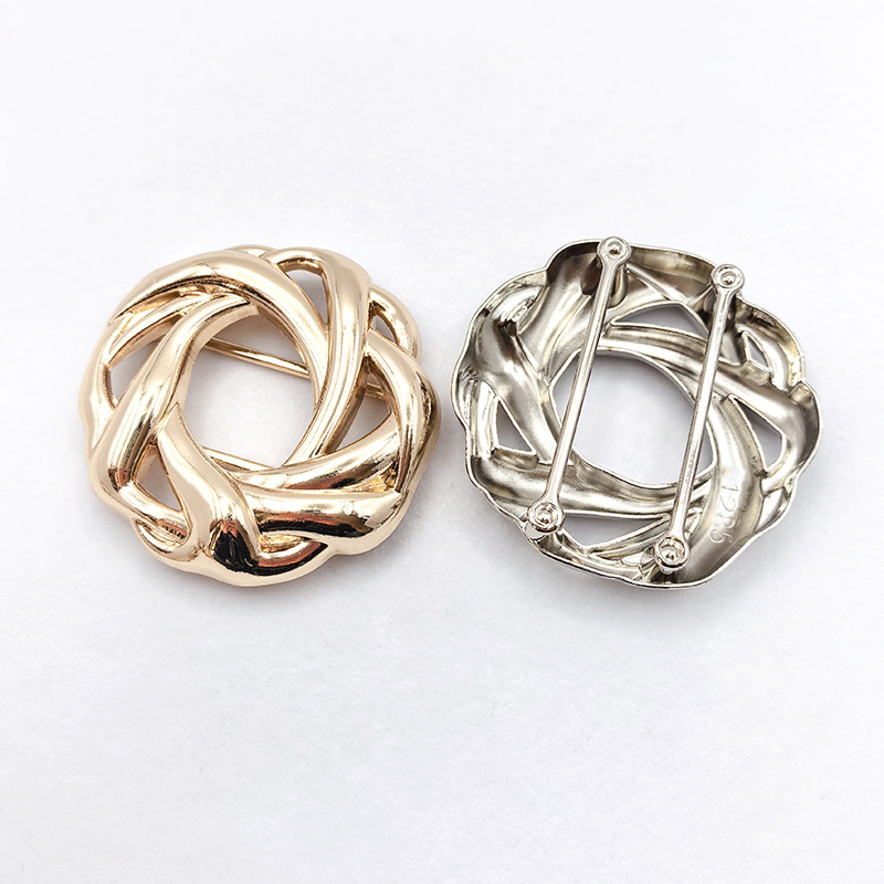 The irregular-shaped metal swimsuit buckle gives a light luxury and high-end feel. The swimsuit decorative buckle and the chest connection buckle are designed in a European and American style details Picture