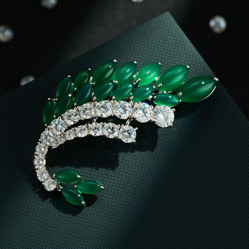 A new women's brooch with a high-end Chinese style, featuring a flame red feather brooch made of copper alloy and set with zircon, red agate and green chalcedony Application Scenario
