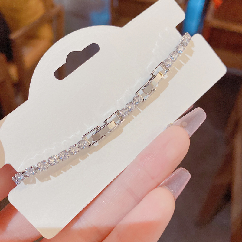 The 2023 summer new micro-inlaid zirconium four-leaf flower bracelet is a unique, luxurious and elegant adjustable jewelry item for female Internet celebrities Application Scenario