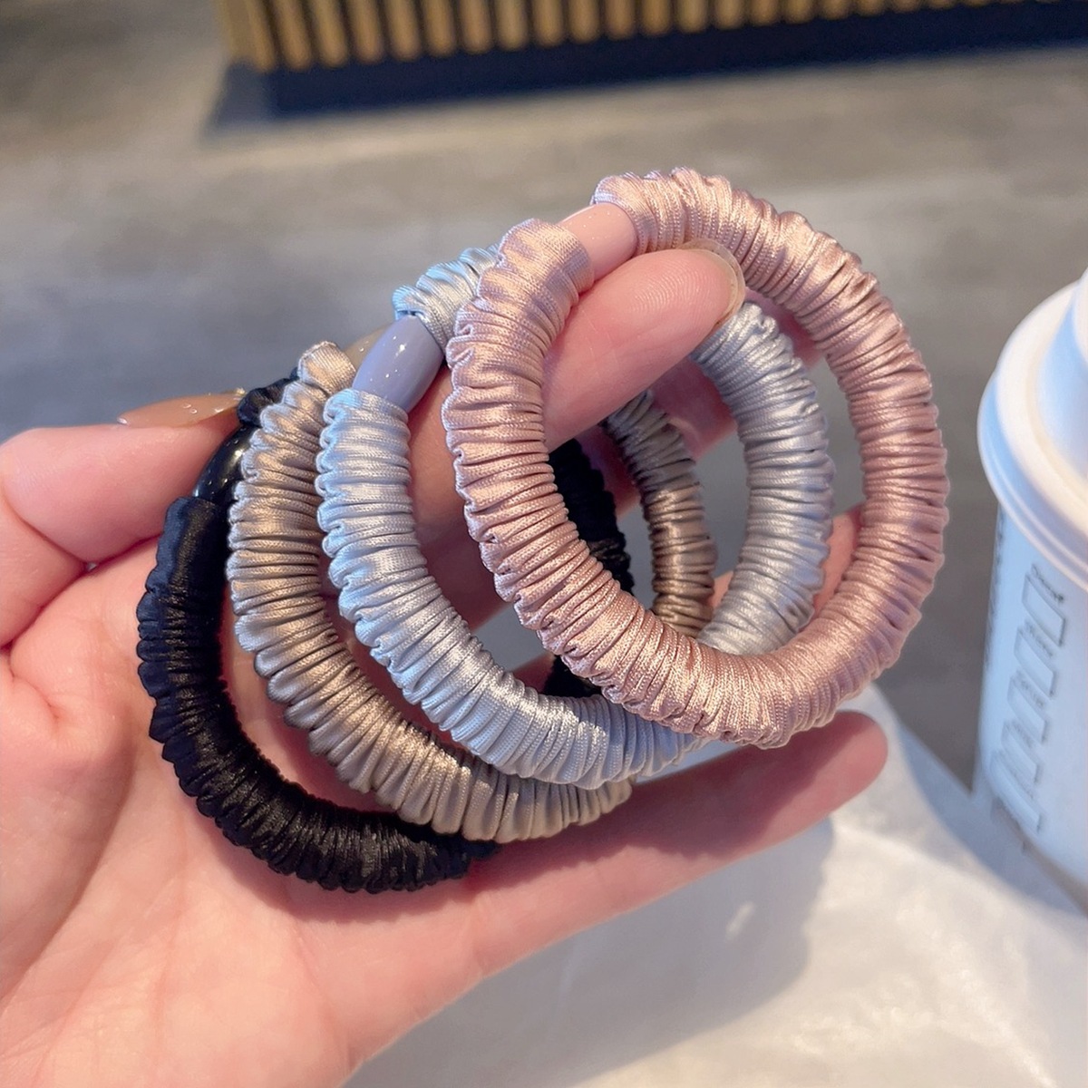 High-end solid color satin pleated small intestine hair band, high elasticity ponytail hair tie, simple hair tie, leather band for women