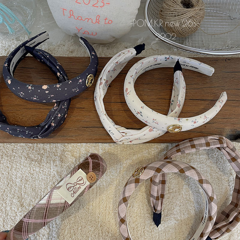 New Korean-style checkered floral sweet hairband, handcrafted fabric, versatile for girls, high headband, hairpin, hair accessory for girls Application Scenario