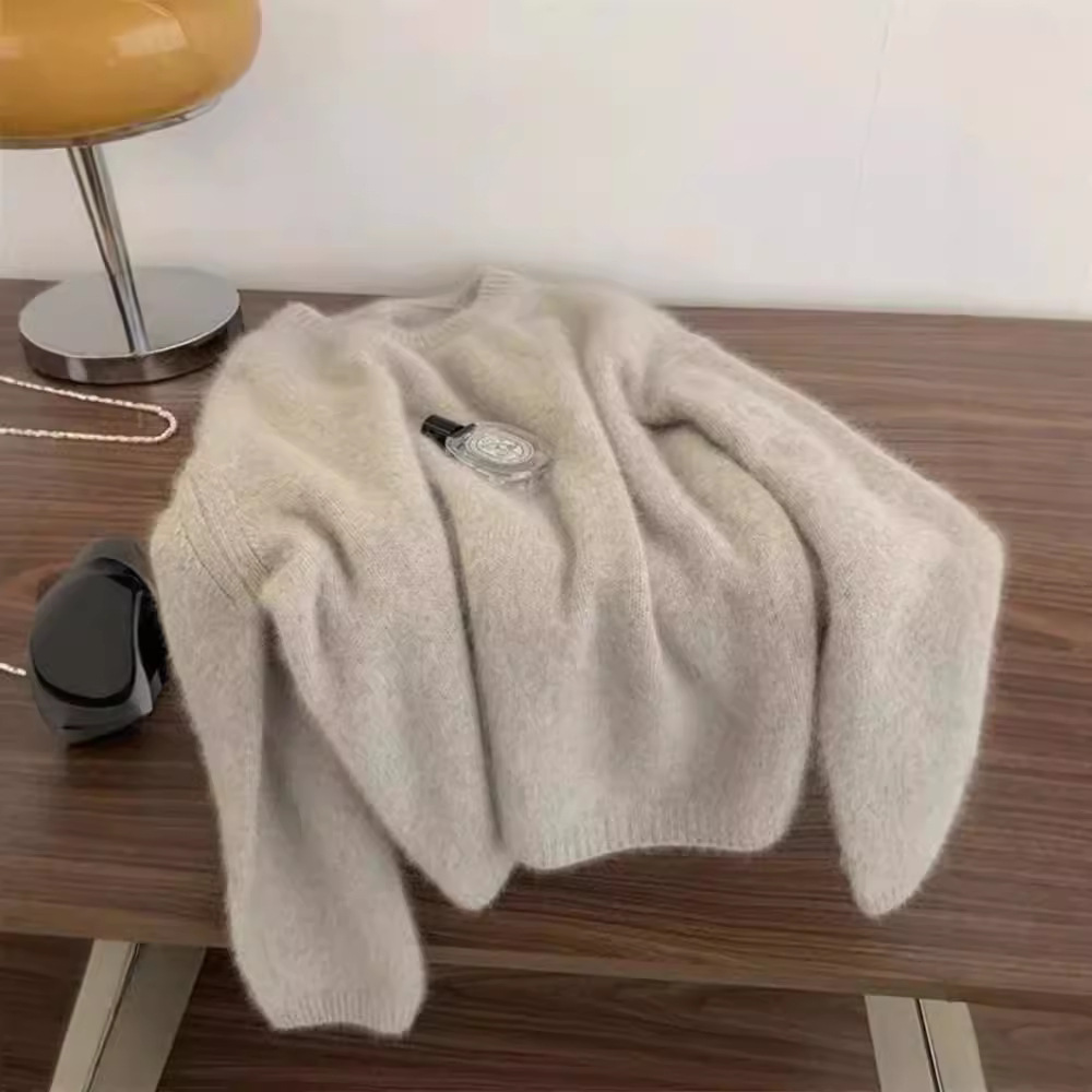 A high-end, soft and fluffy raccoon wool round-neck sweater for women in winter, thickened and laid-back style milk fufu, paired with a knitted sweater top Item Picture