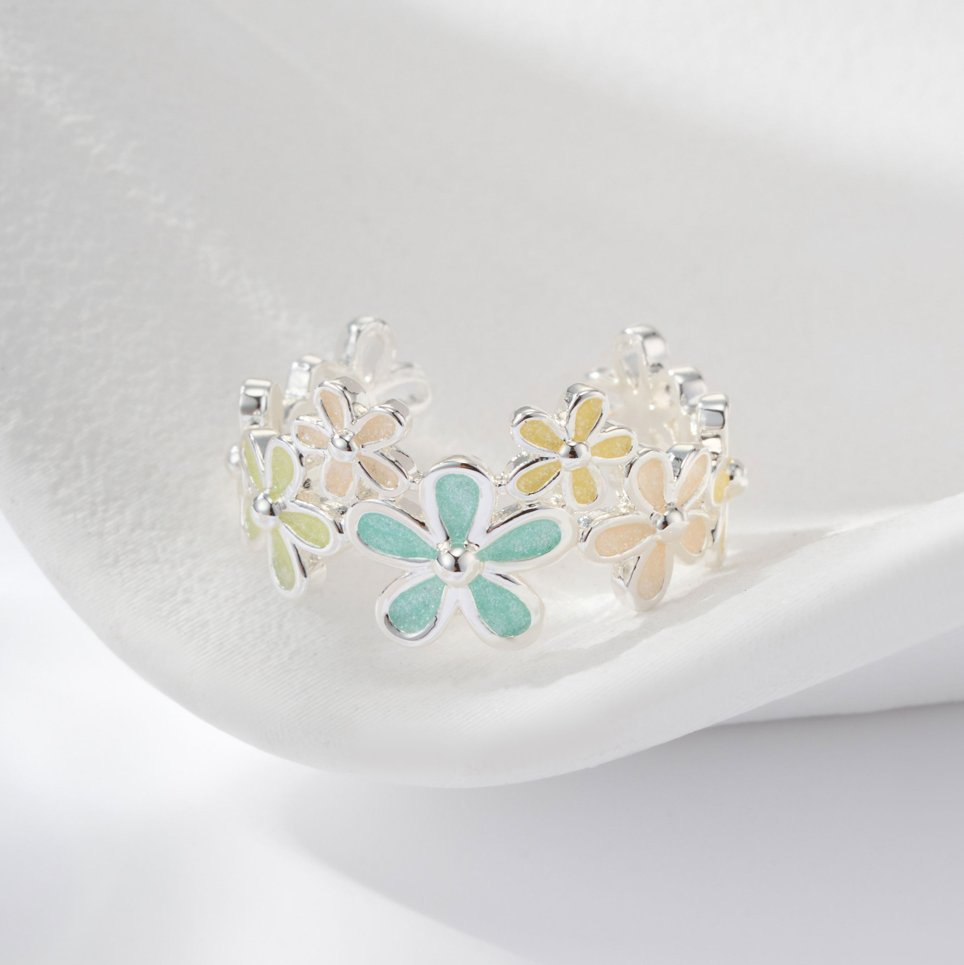 The original factory macaron glitter oil flower opening ring is fresh, sweet and high-end. Adjustable index finger ring Application Scenario