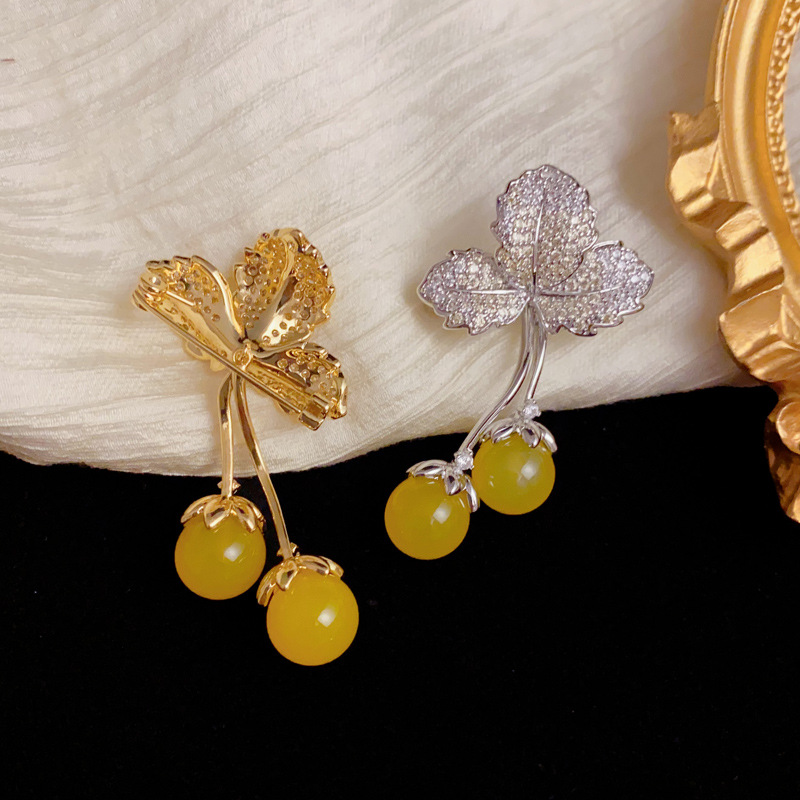 French-style exquisite, fashionable and retro brooch, slightly inlaid with zirconium leaves and yellow agate tassels, unique and distinctive design sense Application Scenario