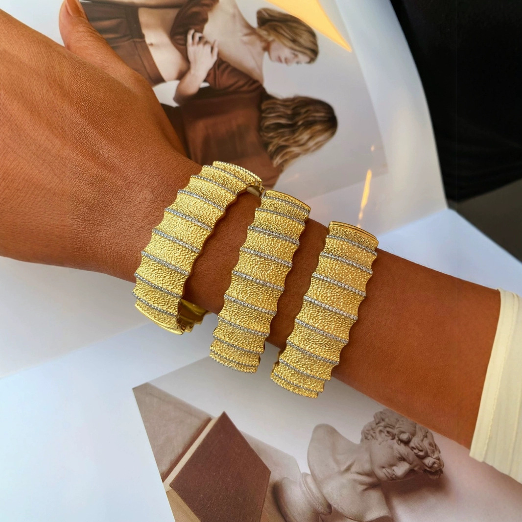 A light luxury and high-end brushed wavy slightly set diamond ring bracelet with exquisite design, a retro and fashionable set full figure