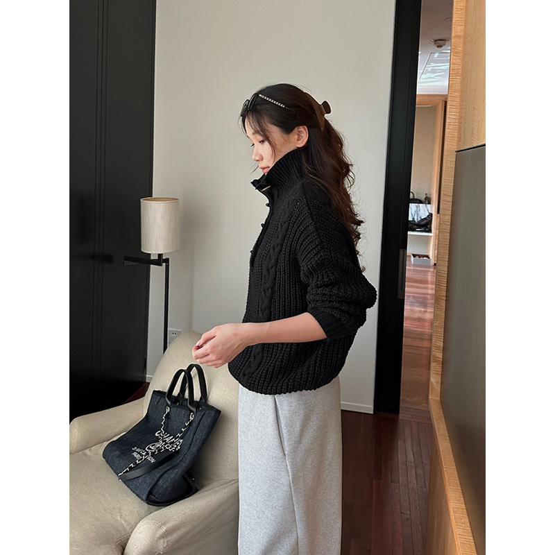 Winter new style horn buttoned lapel wool sweater, gentle and loose knitted sweater, sweater, sweater, sweater, sweater Application Scenario