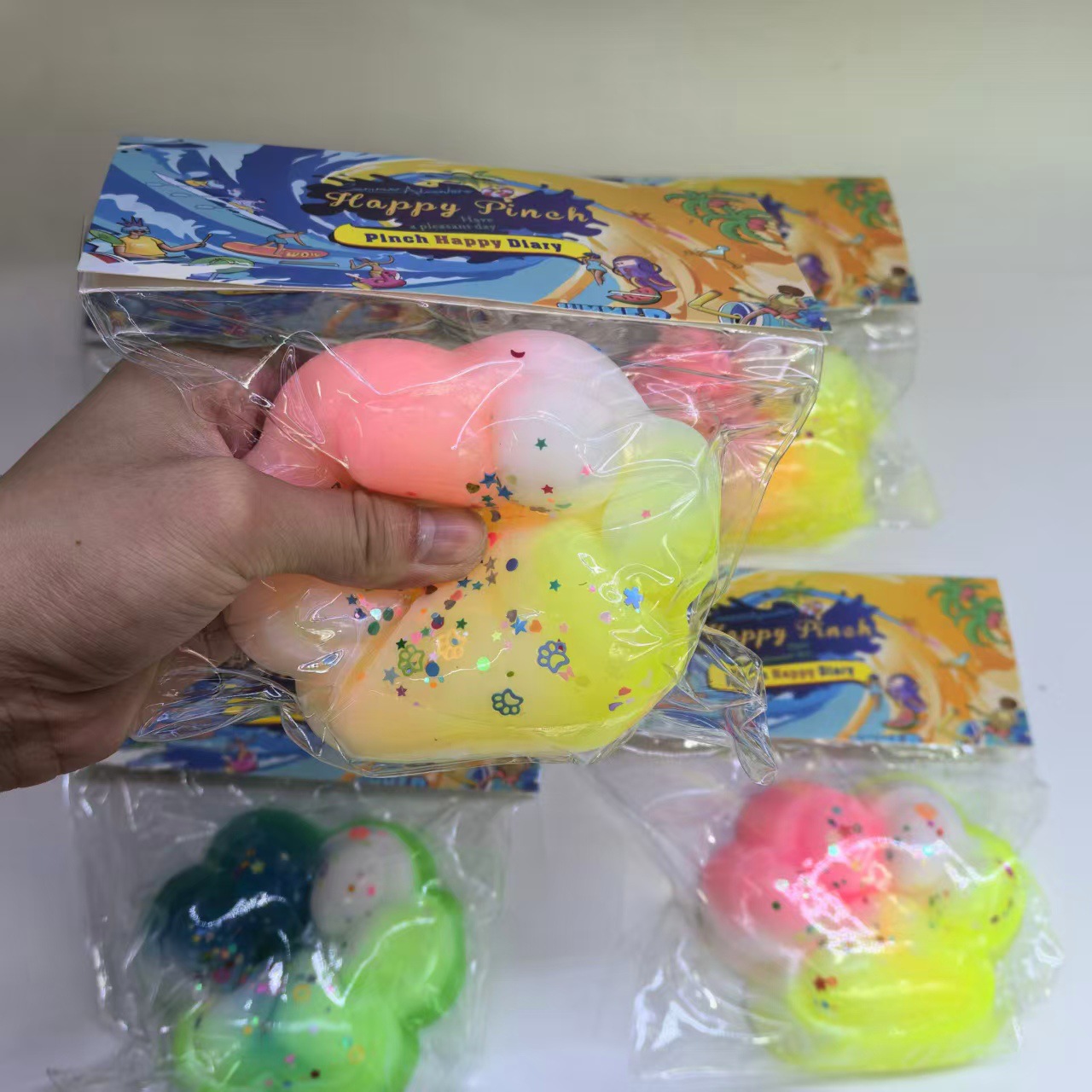 Release and Squeeze the 220g three-color big cat paw creative cartoon simulation cat paw toy from Le Ka Tou, new cross-border wholesale Application Scenario