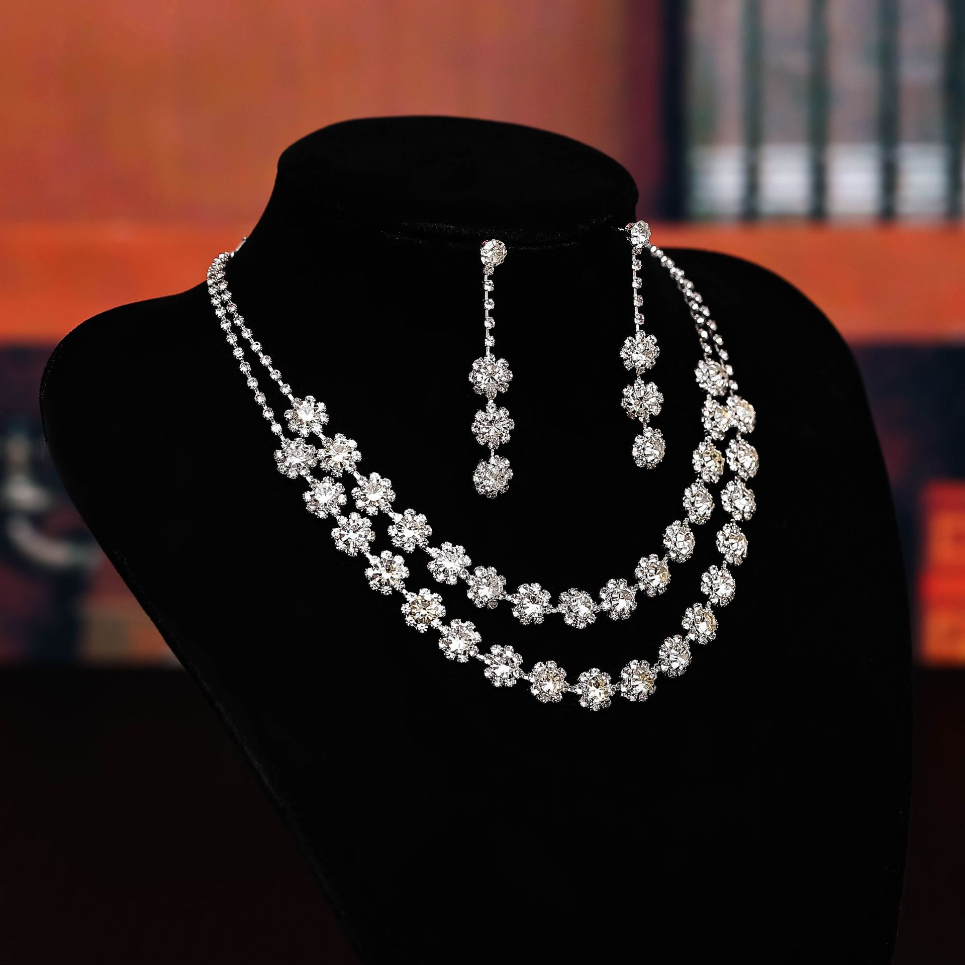 European and American cross-border bestseller earrings and jewelry sets for brides, wedding parties and banquets, rhinestones, necklaces and earrings Application Scenario