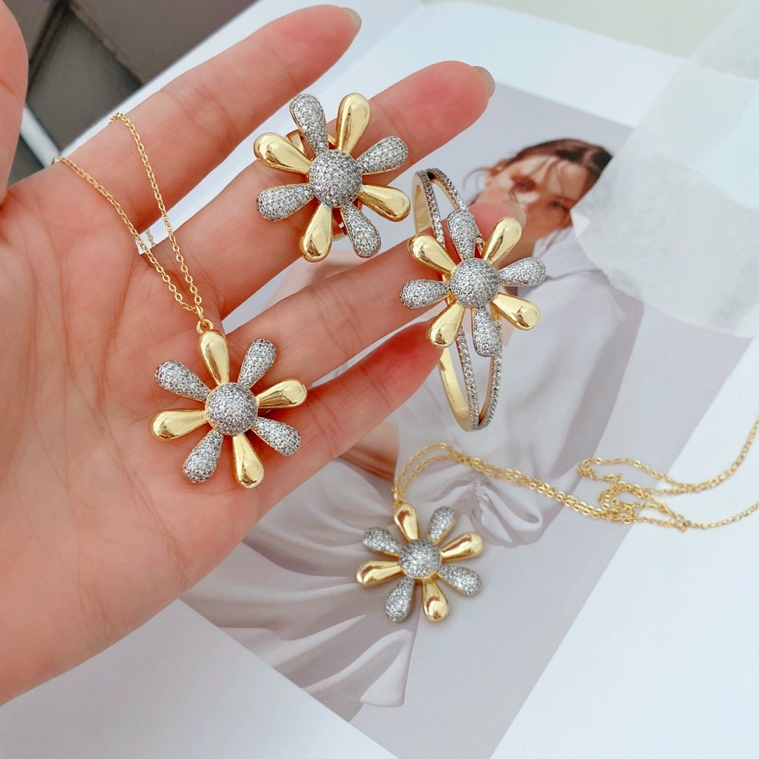 This is a popular two-color Daisy bracelet, ring and necklace in European and American fashion. It is slightly inlaid with zircon and exudes a high-end, niche and versatile vibe full figure