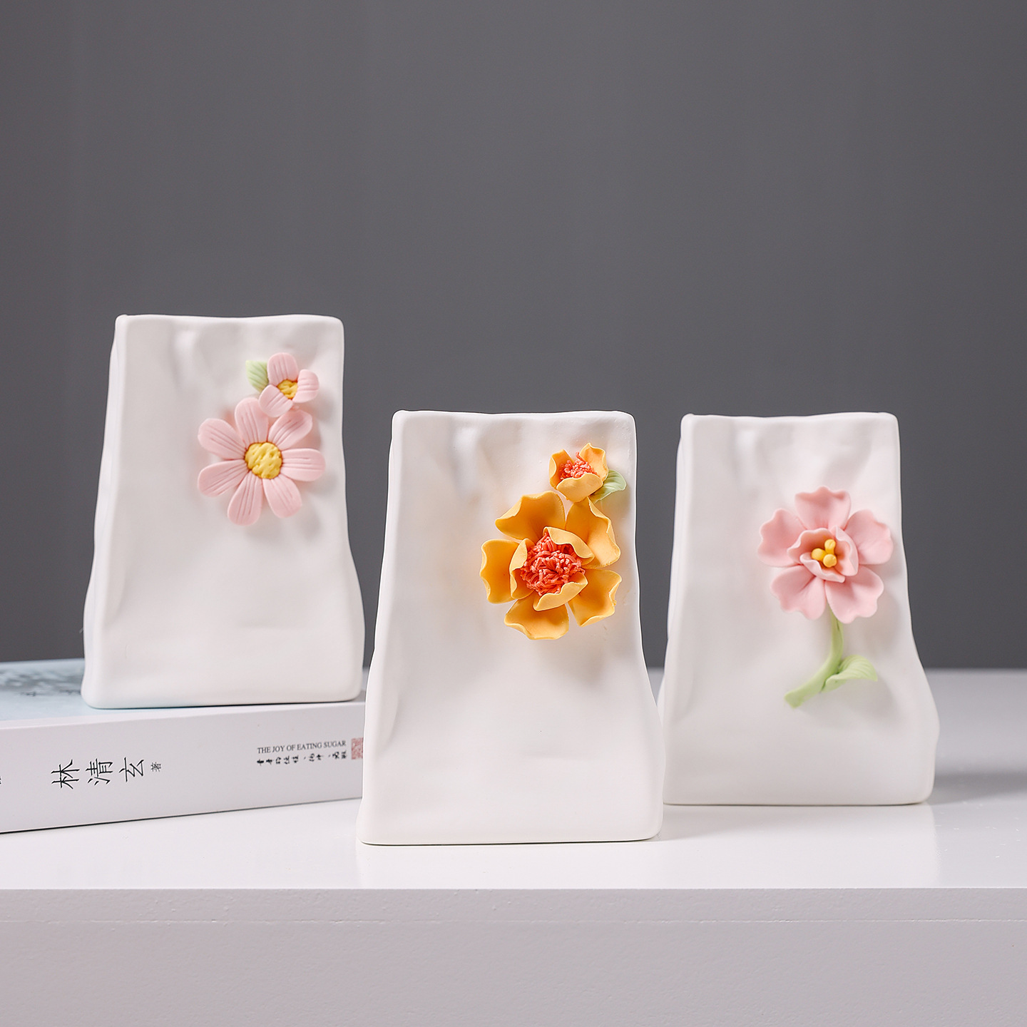 2025 Ceramic Small flower Decorative items, high-end home ceramic vases, artworks, fine display ceramic vases Application Scenario