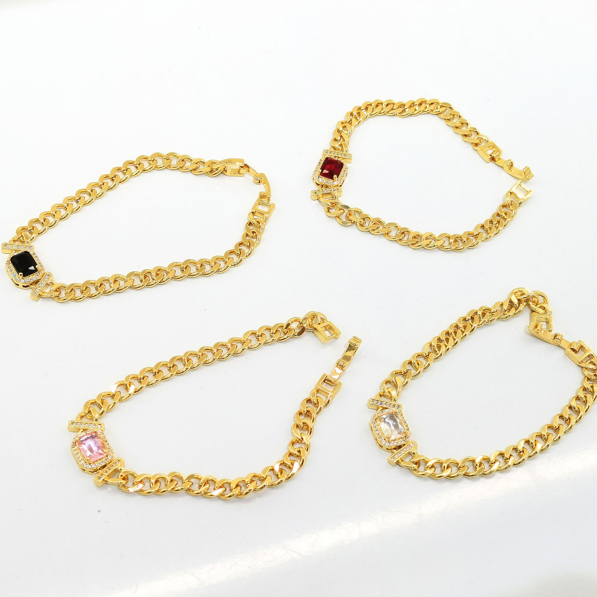 The new Cuban chain bracelet for women features a light luxury and niche design with a simple and fashionable chain buckle