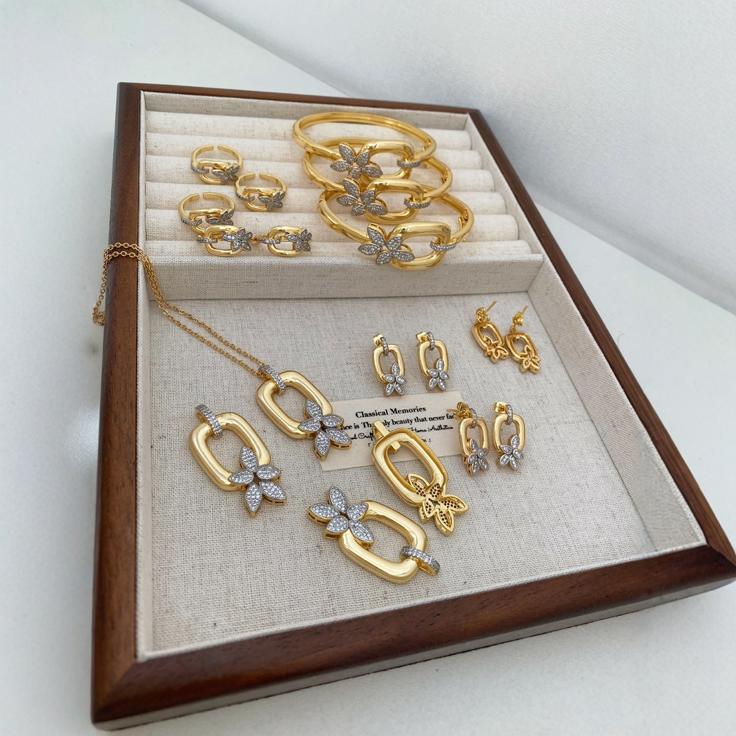 European and American cross-border light luxury, slightly studded with diamonds, daily versatile and fashionable two-color set