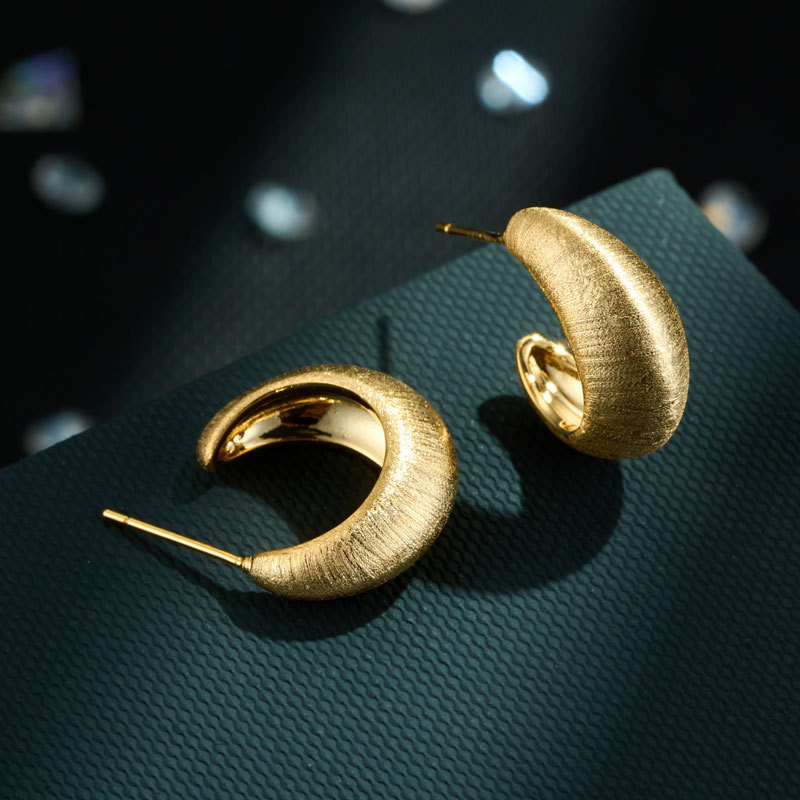 Light luxury and high-end C-shaped semi-round earrings, copper alloy, real gold electroplated and brushed, s925 silver needle, versatile commuting earrings Application Scenario