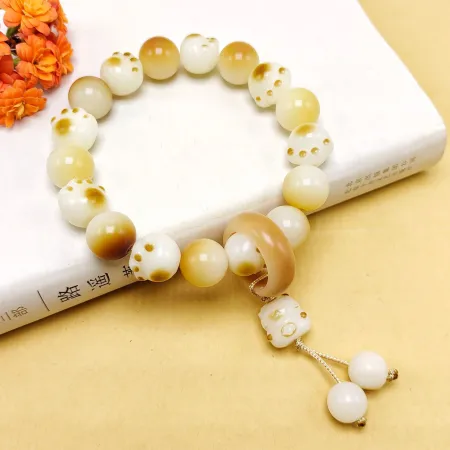 Xiaohongshu charcoal-grilled cat paw Bodhi bracelet with weathered Bodhi running rings, hand-rubbed cotton thread tassels wrapped around fingers, soft to hold Xiaohongshu charcoal-grilled cat paw Bodhi bracelet with weathered Bodhi running rings, hand-rubbed cotton thread tassels wrapped around fingers, soft to hold