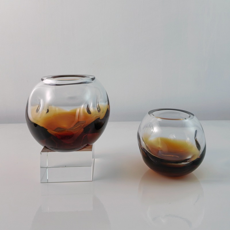 Modern light luxury irregular tea-colored glass vase, sales office, hotel dining table, negotiation table, bedside table, water-growing flower vase