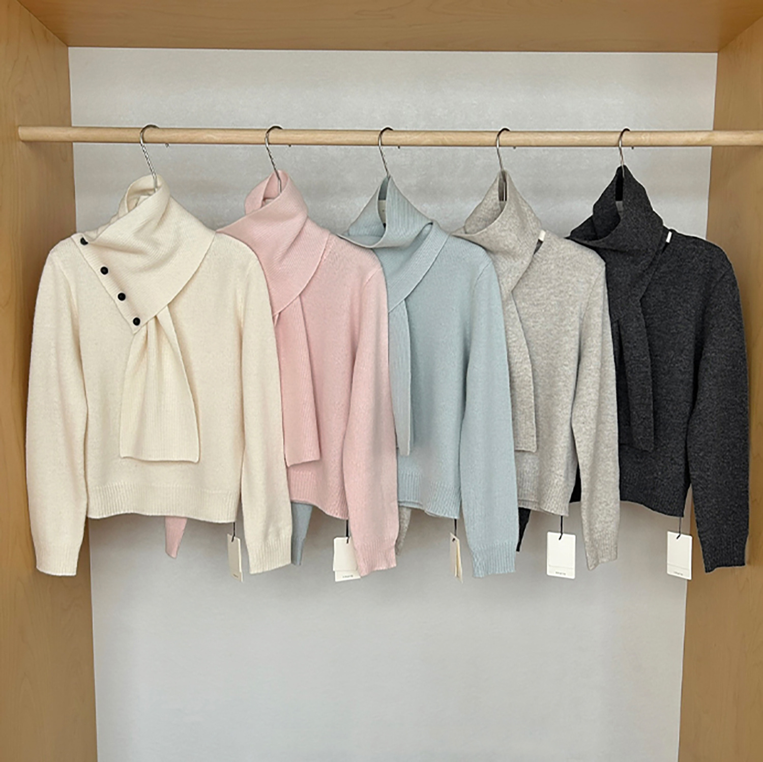 TG effortlessly wears a full wool buttoned scarf and warm knitted sweater for women's 2025 winter new style 26037 Item Picture