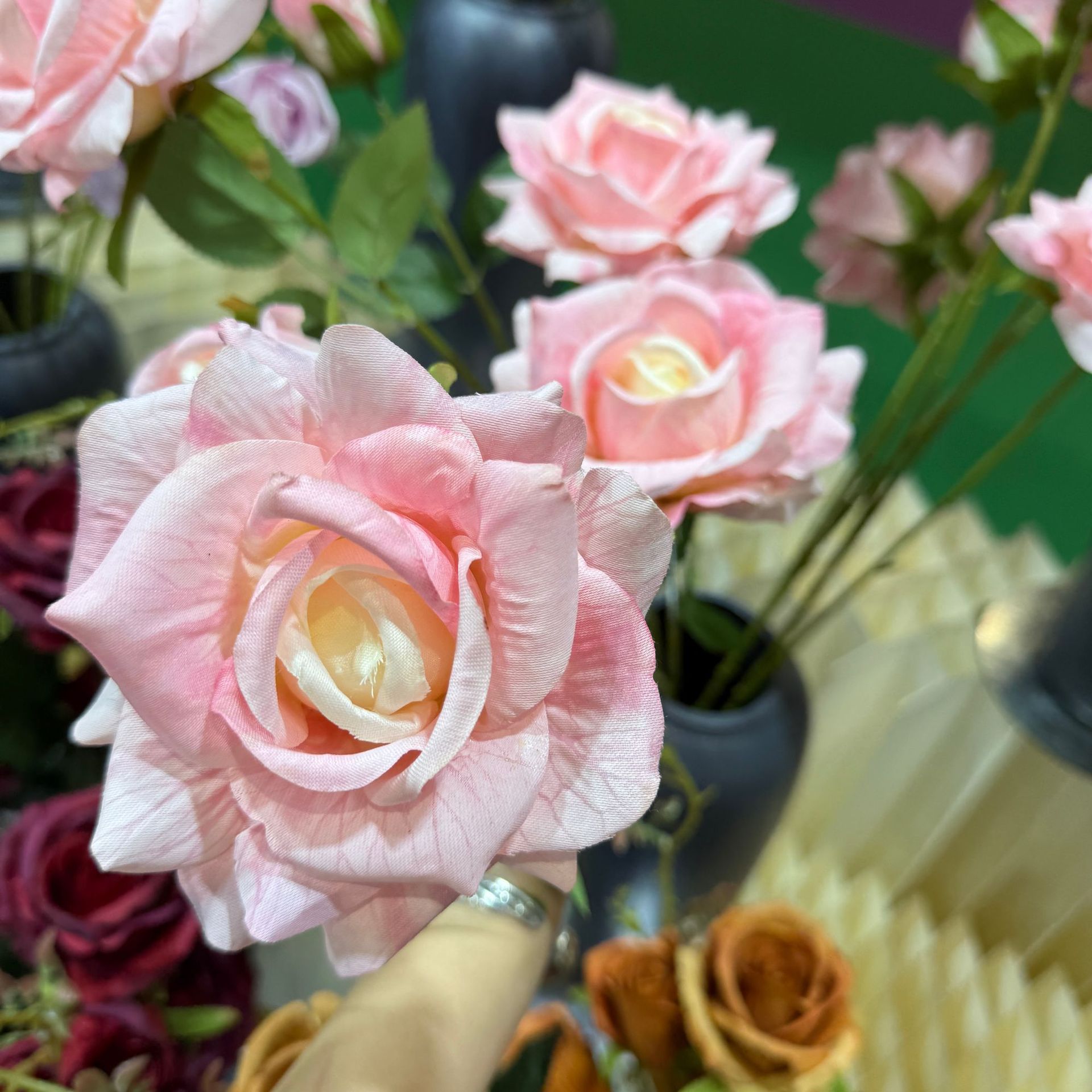 3头彩印亚纹大玫瑰花仿真花婚庆装饰插花玫瑰仿真花钻石玫假花细节图