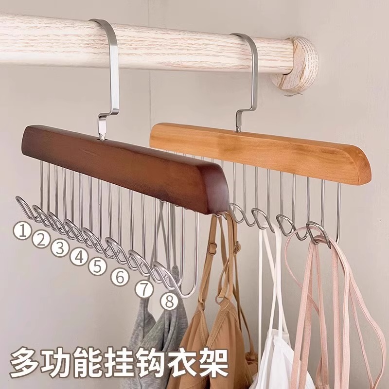 ويتم تعليق الأرفف على شكل مواج من الخشب الصلب في أماكن إقامة الأسرة Specification image