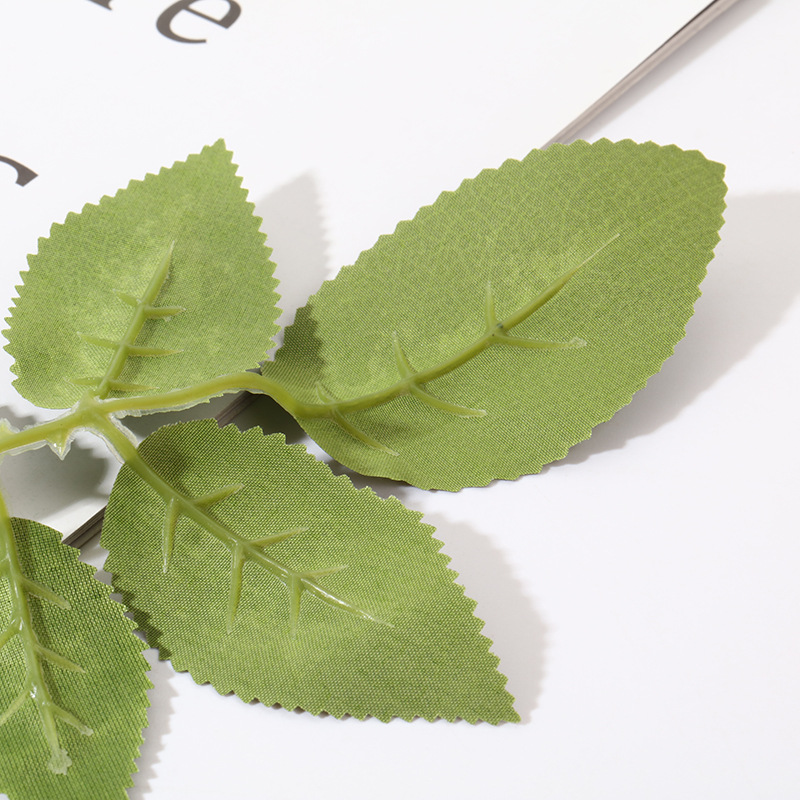 厂家直仿真丝印单支玫瑰叶橱窗摆件摄影道具家居装饰摆件现货批发产品图