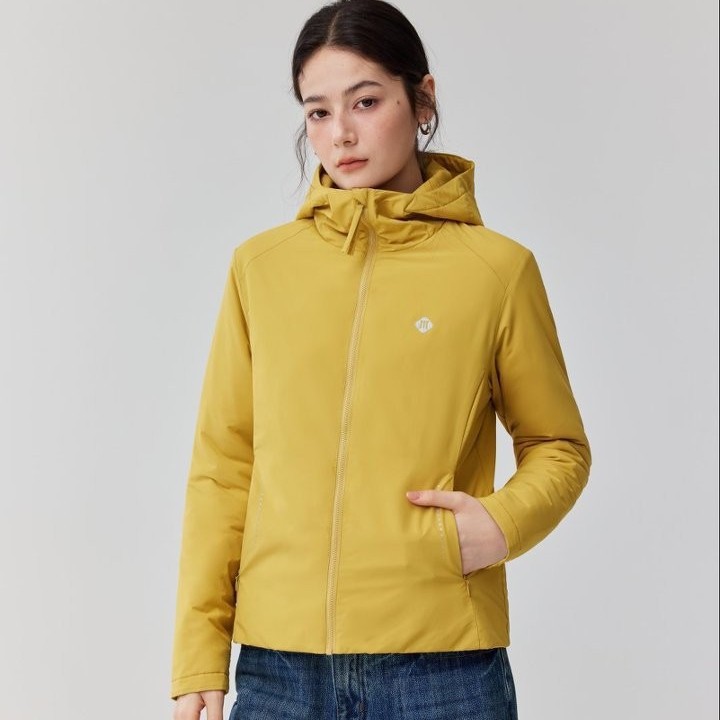 A new soft-shell windbreaker for women's winter outdoor three-in-one, providing warmth, warmth, water repellency, travel hooded mountaineering